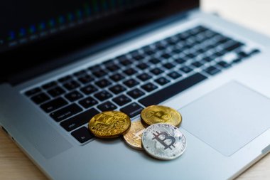 Bitcoin para biriminin beyaz dizüstü bilgisayar yatırım durum yeni sanal klavye