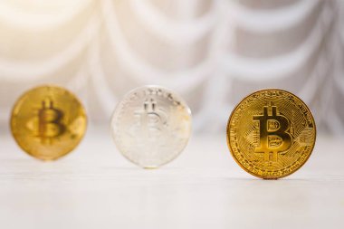 Cryptocurrency fiziksel Bitcoin paralar pembe mavi ve sarı renkli 