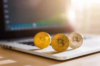Dizüstü touchpad closeup cryptocurrency sanal para altın bitcoins