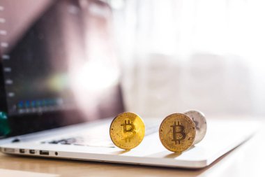 Dizüstü touchpad closeup cryptocurrency sanal para altın bitcoins