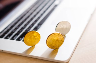 Dizüstü touchpad closeup cryptocurrency sanal para altın bitcoins