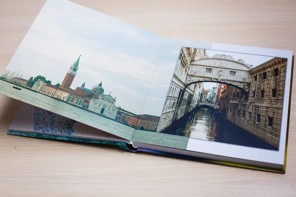 Libro Abierto Con Imagen Venecia Sobre Fondo Madera — Foto de Stock