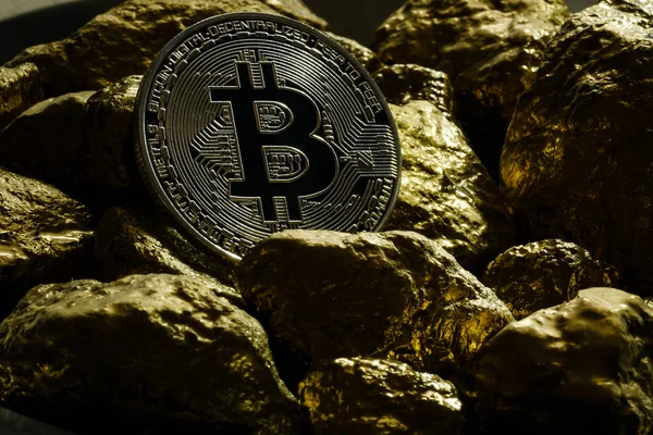 Monety Złote Bitcoin Kopiec Koncepcji Biznesowych Kryptowaluta Złota Bitcoin — Zdjęcie stockowe