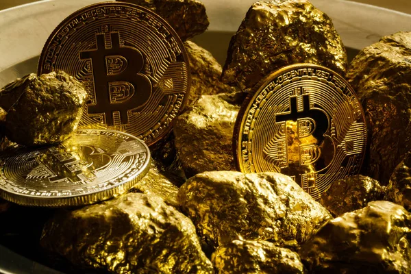 Goldene Bitcoin Münze Und Goldschatz Geschäft Mit Kryptowährungen — Stockfoto