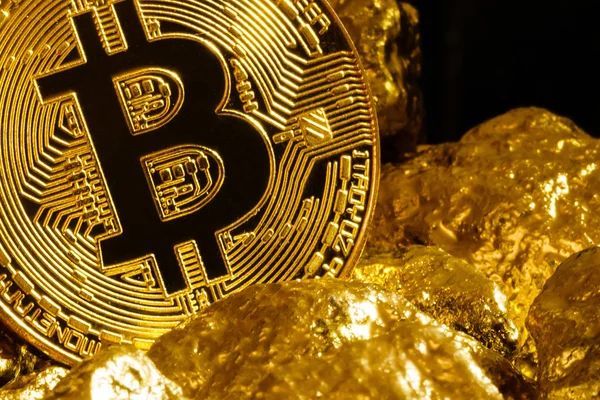 Goldene Bitcoin Münze Und Goldschatz Geschäft Mit Kryptowährungen — Stockfoto