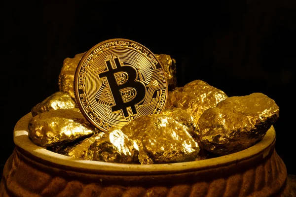 Golden Bitcoin Coin Mound Gold Bitcoin Cryptocurrency Business — Stock Photo, Image
