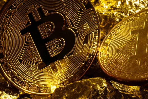 Zbliżenie Wielki Samorodek Złota Monet Złota Bitcoins Czarnym Tle Bitcoin — Zdjęcie stockowe