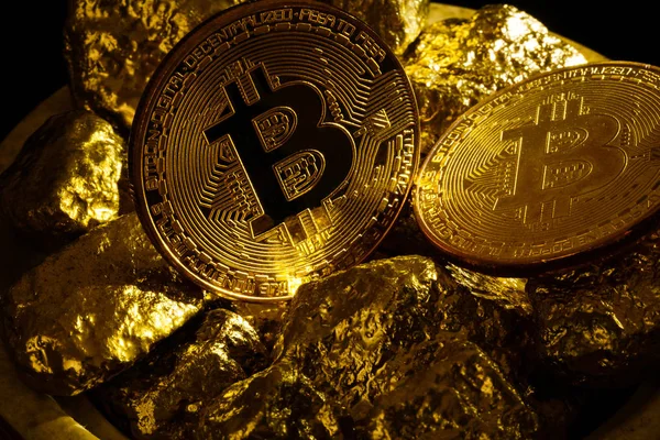 Primer Plano Pepita Oro Grande Bitcoins Oro Sobre Fondo Negro — Foto de Stock