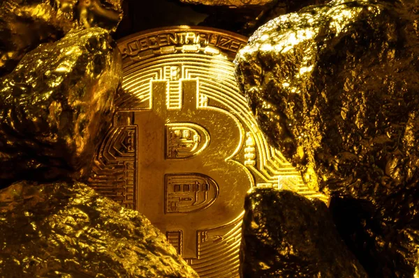 Nahaufnahme Von Großen Goldnuggets Und Gold Bitcoins Auf Schwarzem Hintergrund — Stockfoto