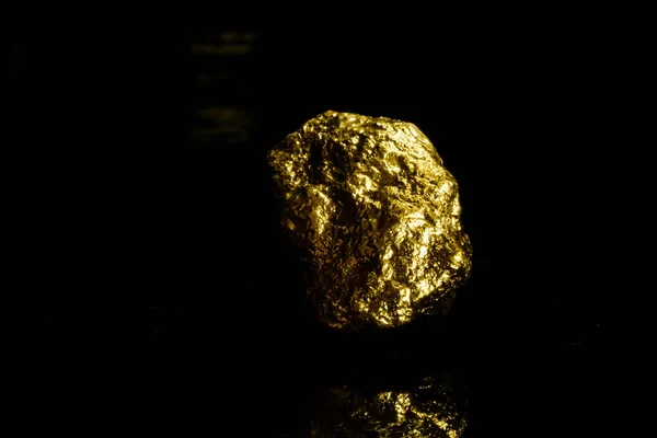 Siyah Arka Plan Üzerine Büyük Altın Nugget Closeup — Stok fotoğraf