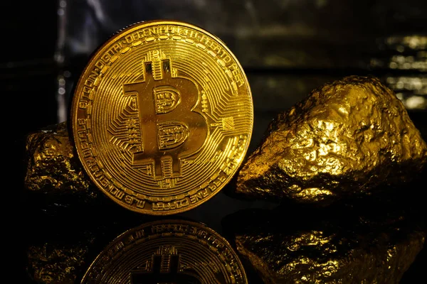 Goldene Bitcoin Münze Und Hügel Von Gold Bitcoin Kryptowährung Geschäftskonzept — Stockfoto