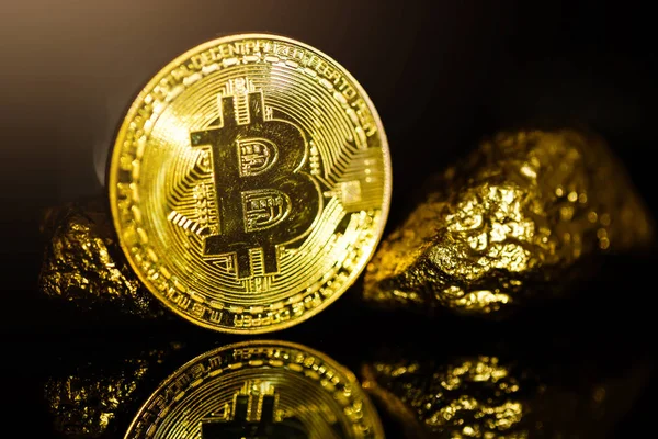 Goldene Bitcoin Münze Und Hügel Von Gold Bitcoin Kryptowährung Geschäftskonzept — Stockfoto