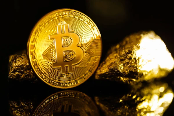 Bitcoin Münze Und Goldnuggets Kryptowährung Bitcoin — Stockfoto