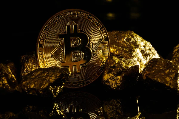 Bitcoin Und Goldnuggets Kryptowährungskonzept — Stockfoto