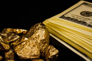 Külçe altın ve dolar faturaları iş kavramı