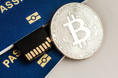yabancı pasaport ve bitcoin üzerinde beyaz izole kavramı Ukrayna ve cryptocurrency sikke