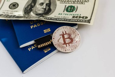 Ukrayna pasaportları ve bitcoin üzerinde beyaz izole kavramı Ukrayna ve cryptocurrency sikke