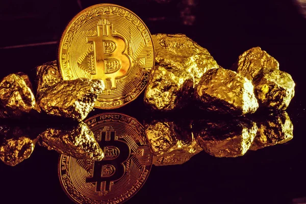 Bitcoin Und Goldnuggets Kryptowährungskonzept — Stockfoto