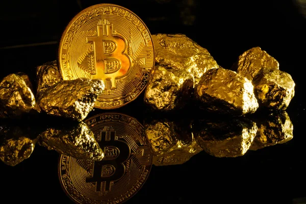 Bitcoin Montículo Pepitas Oro Concepto Moneda Criptográfica — Foto de Stock