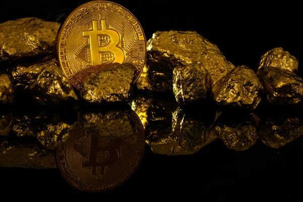 Bitcoin Montículo Pepitas Oro Concepto Moneda Criptográfica — Foto de Stock