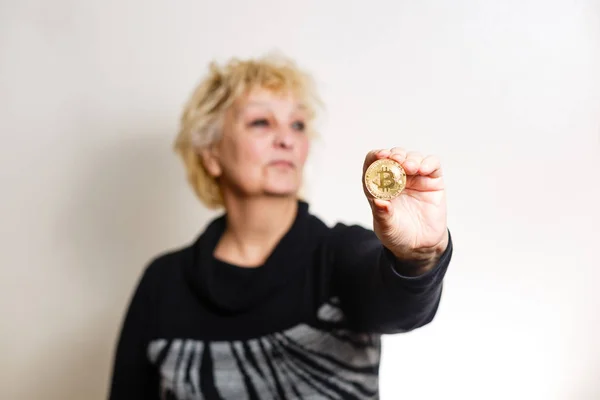 Kobieta Trzyma Bitcoin Stojący Białym Tle — Zdjęcie stockowe