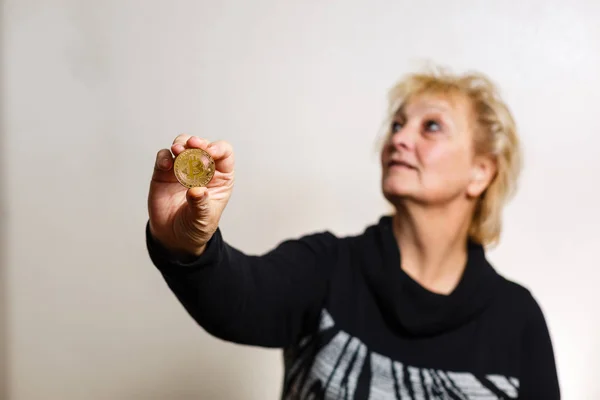 Frau Hält Bitcoin Auf Weißem Hintergrund — Stockfoto