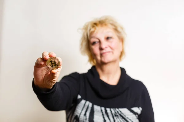 Mulher Segurando Bitcoin Fundo Branco — Fotografia de Stock
