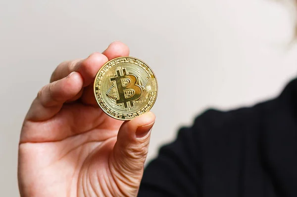 Mano Celebración Oro Bitcoin Concepto Dinero Virtual — Foto de Stock