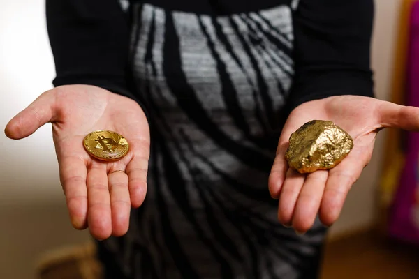 Pépites Avec Bitcoin Dans Les Mains Des Femmes — Photo