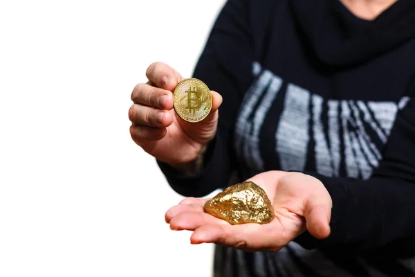 Guldklimpar Med Bitcoin Kvinnliga Händer — Stockfoto