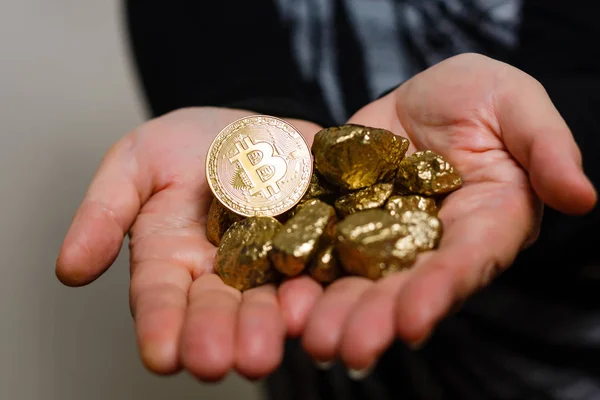 Pepitas Oro Con Bitcoin Las Manos Minería Minera Bitcoins Oro — Foto de Stock