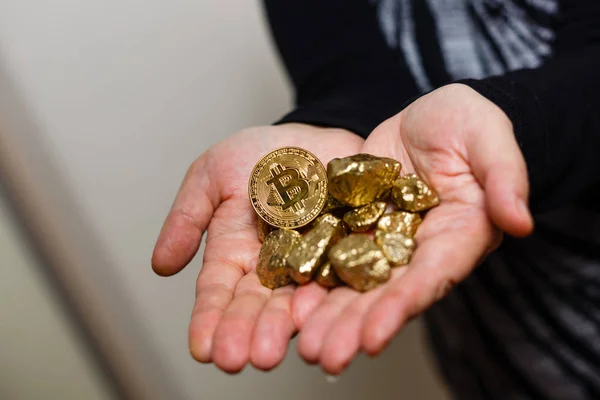 Pepitas Oro Con Bitcoin Manos Femeninas — Foto de Stock