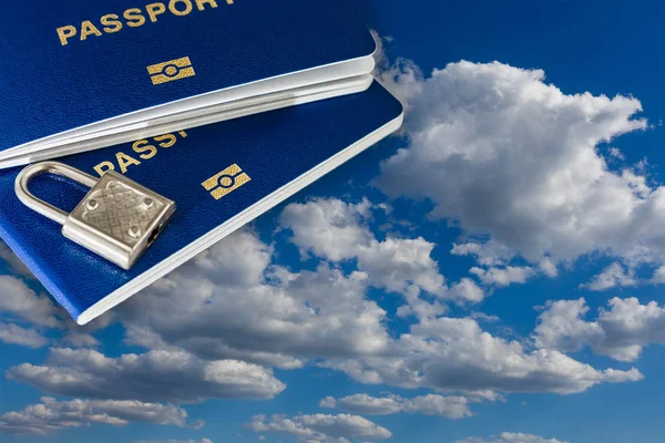 Новий Синій Біометричний Паспорт Ідентифікаційним Чипом Блакитному Небі — стокове фото
