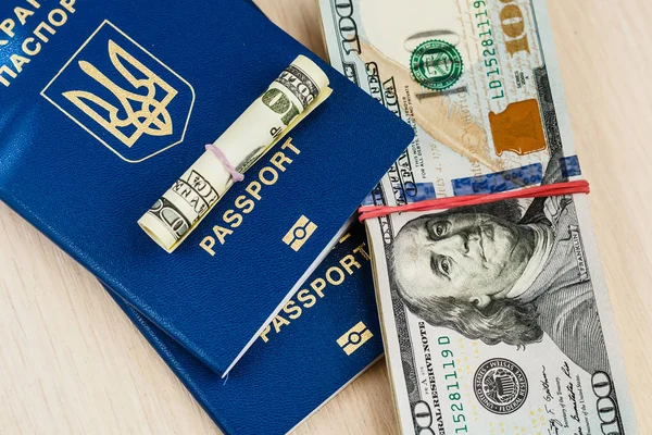 Βιομετρικών Διαβατηρίων Και Δύο Χαρτονομίσματα Για Εκατό Δολάρια Θεώρησης — Φωτογραφία Αρχείου