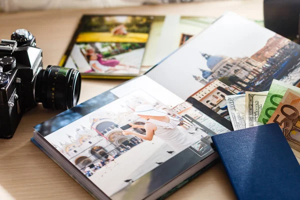 Albumerinnerung Und Nostalgie Bei Sommerreise Auf Holztisch — Stockfoto