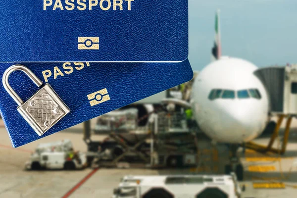 Концепція Подорожей Синіми Паспортами Літаком — стокове фото