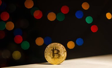 Noel bengal ışıklar zemin üzerine altın bitcoin