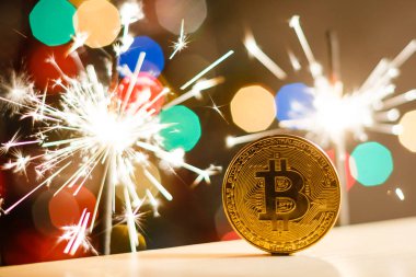 Noel bengal ışıklar zemin üzerine altın bitcoin