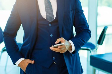 Profesyonel işadamı kullanarak cep veya smartphone, kırpma