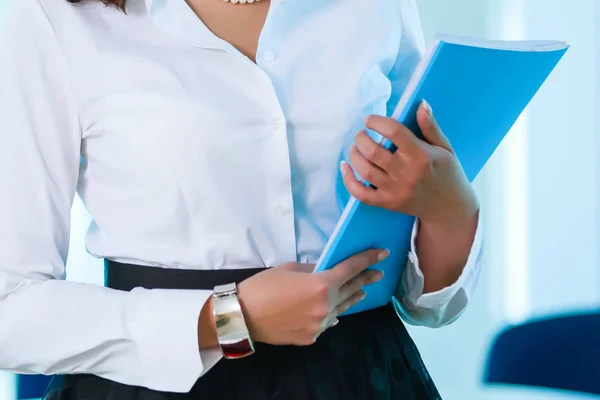 Business Mensen Onderwijs Concept Lachende Jonge Zakenvrouw Met Een Bedrijf — Stockfoto