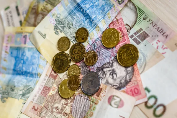 Hromadu Ukrajinské Mince Ukrajinské Bankovky Pozadí Moderní Ukrajinský Peníze Hřivna — Stock fotografie