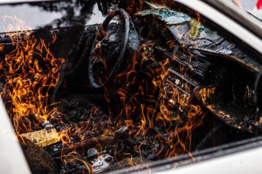 Yanmış araba konsepti ayaklanmalardan salon