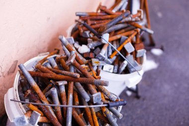 Birçok küçük ve büyük yerinde eski pas parçaları ile karışık