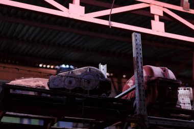 Kafeste kırmızı bir araba.