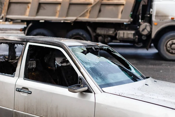 깨진된 유리창 부서진된 자동차 — 스톡 사진