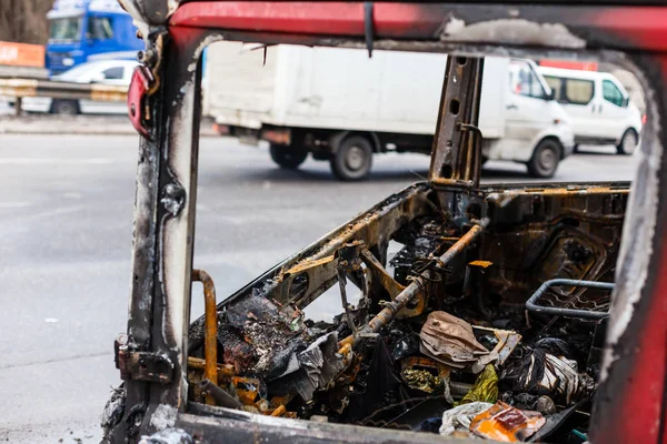 焼けた車コンセプト暴動のサロン — ストック写真