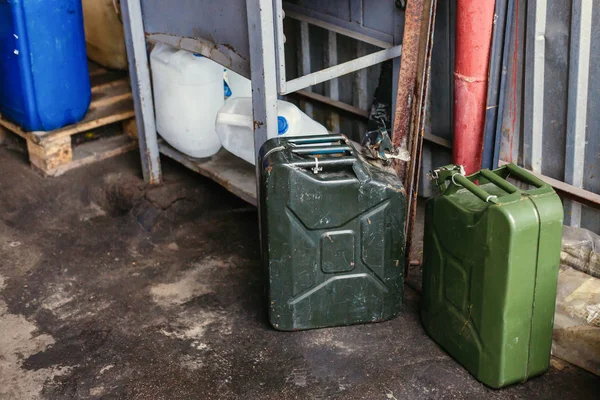 İki eski ve paslı askeri benzin kutu