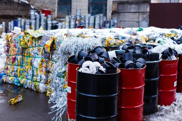 Şehir sokaklarında çöp tenekeleri