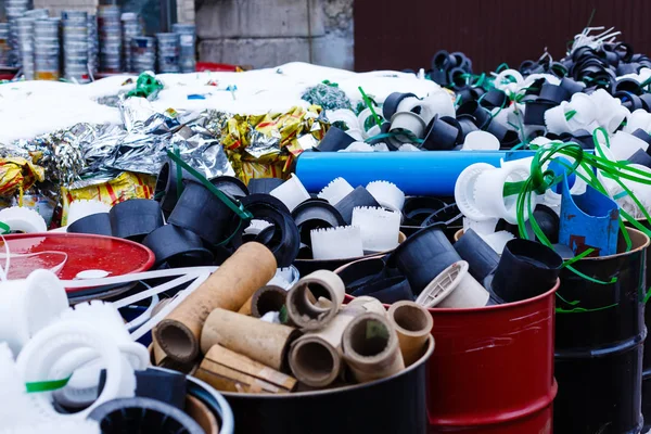 Latas Com Lixo Uma Rua Cidade — Fotografia de Stock
