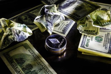 Buruşuk dolar faturaları ethereum arasında altın sikke bitcoin
